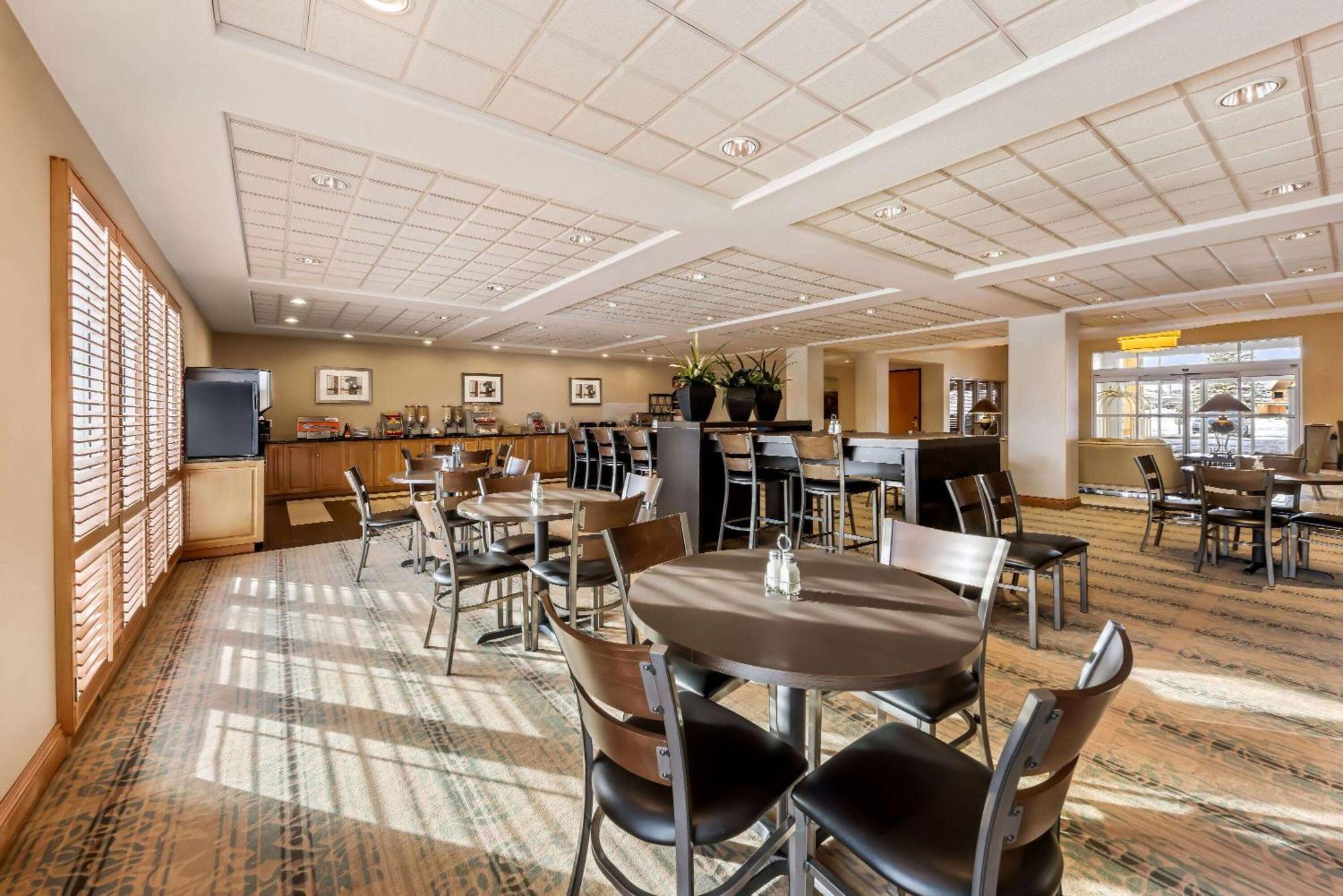 Hotel Wingate By Wyndham Calgary South Exterior foto